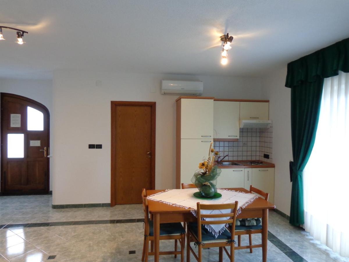 Apartmens Alenka Ровин Стая снимка